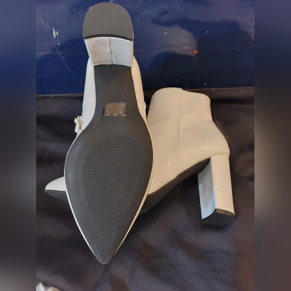 White Snakeskin Booties ●Dream Pairs ●US 6.5 - Picture 2 of 6